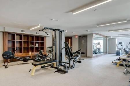 Guest Favorite Riverside Retreat- Walking Trails, Downtown Near Stampede! Free Banff Pass, Wine, Gym, Parking! YYC Kültér fotó